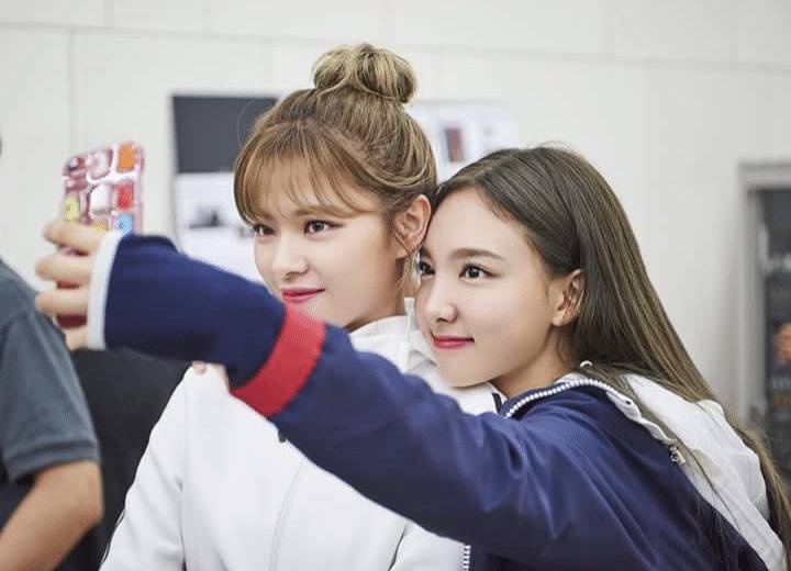 취향 확실한 트와이스 나연이 실제로 쓰는 폰케이스.jpg | 인스티즈