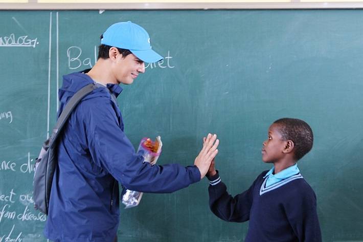 조인성, 탄자니아 학교 설립에 5억 원 기부 | 인스티즈