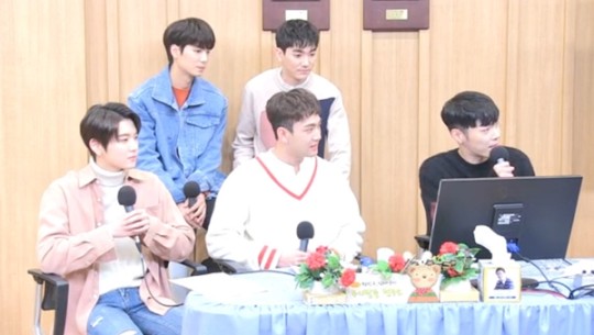 '컬투쇼' 뉴이스트 W 백호 "내 이름, 유이 누나가 지어준 것" | 인스티즈