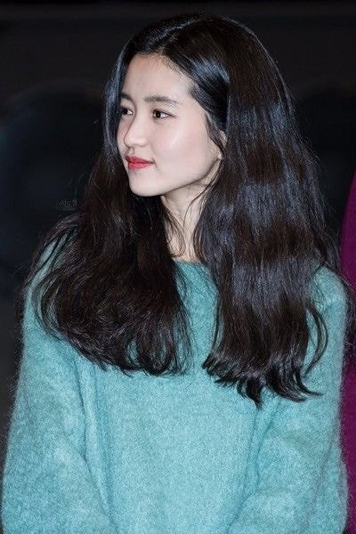 머리숱이 많아서 나눠주고 싶다는 김태리ㄷㄷ.jpgif | 인스티즈