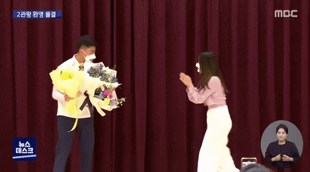 오늘자 뉴스데스크에 나온 학교에서 열린 김제덕 환영식 ㅋㅋㅋㅋ.JPGIF | 인스티즈