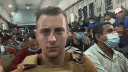 난민도 못 탄 아프간 탈출 비행기서 '셀카' 찍은 英 대학생 [영상] | 인스티즈