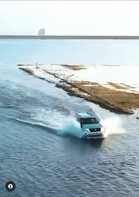 바다에 잠겨버린 도로를 지나가는 자동차.gif | 인스티즈