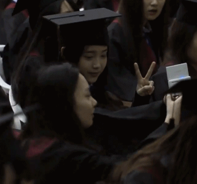 고등학교 졸업식 날 카메라에 담긴 아이유.gif (feat.연예인으로 학교를 졸업할 때 생기는 일) | 인스티즈