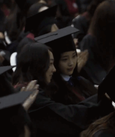 고등학교 졸업식 날 카메라에 담긴 아이유.gif (feat.연예인으로 학교를 졸업할 때 생기는 일) | 인스티즈