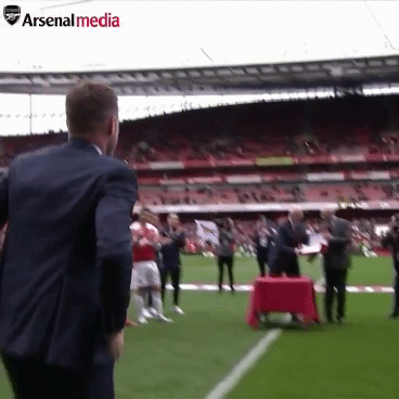 가드 오브 아너를 받고 눈물을 흘리는 아론 램지..GIF | 인스티즈