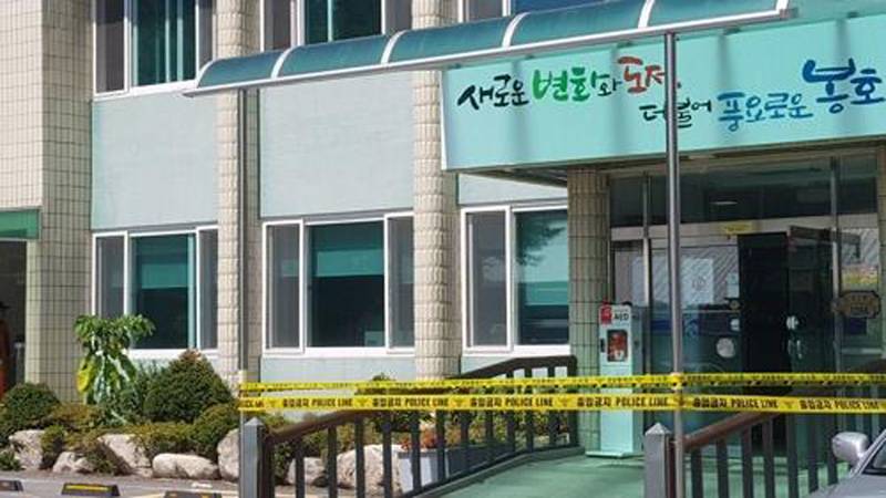 [속보] 경북 봉화 면사무소 총기사건 부상자 1명 사망..1명도 위독 | 인스티즈