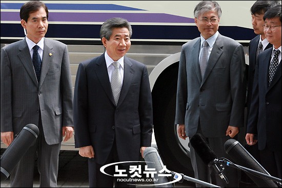 '노무현, 검찰 포토라인에 서다'