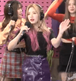 붐붐라디에오에서 저세상텐션을 보여준 프로미스나인.GIF | 인스티즈