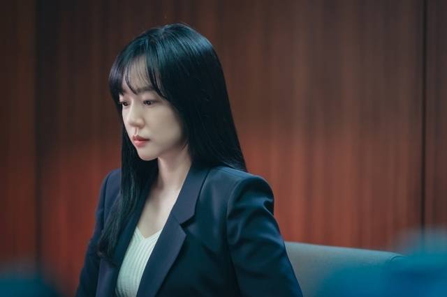 tvN '멜랑꼴리아'에서 수학교사 지윤수 역을 맡은 배우 임수정. tvN 제공