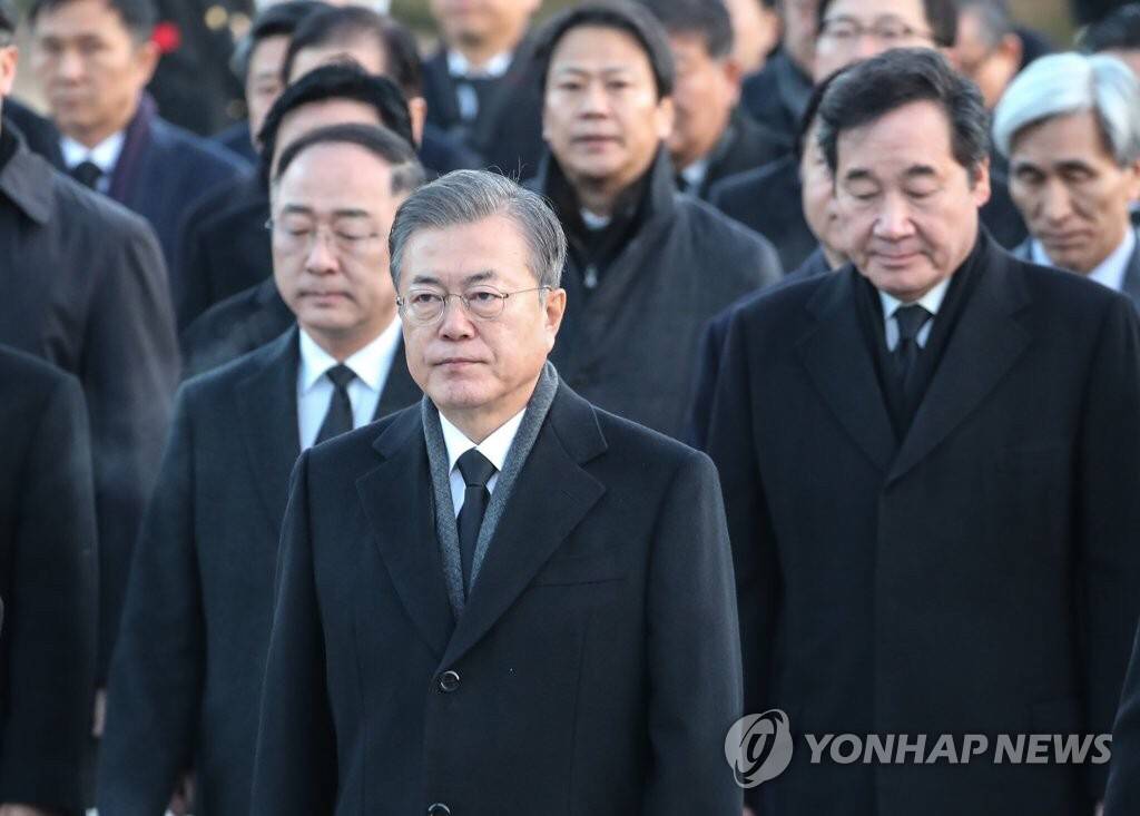 2019.01.02 현충원 참배로 신년 공식업무 시작한 문재인 대통령.jpg | 인스티즈