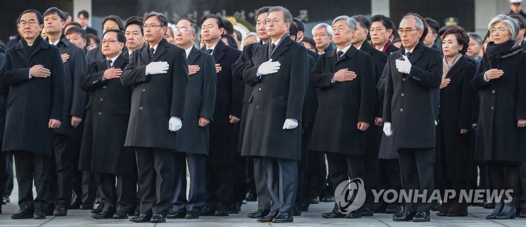 2019.01.02 현충원 참배로 신년 공식업무 시작한 문재인 대통령.jpg | 인스티즈