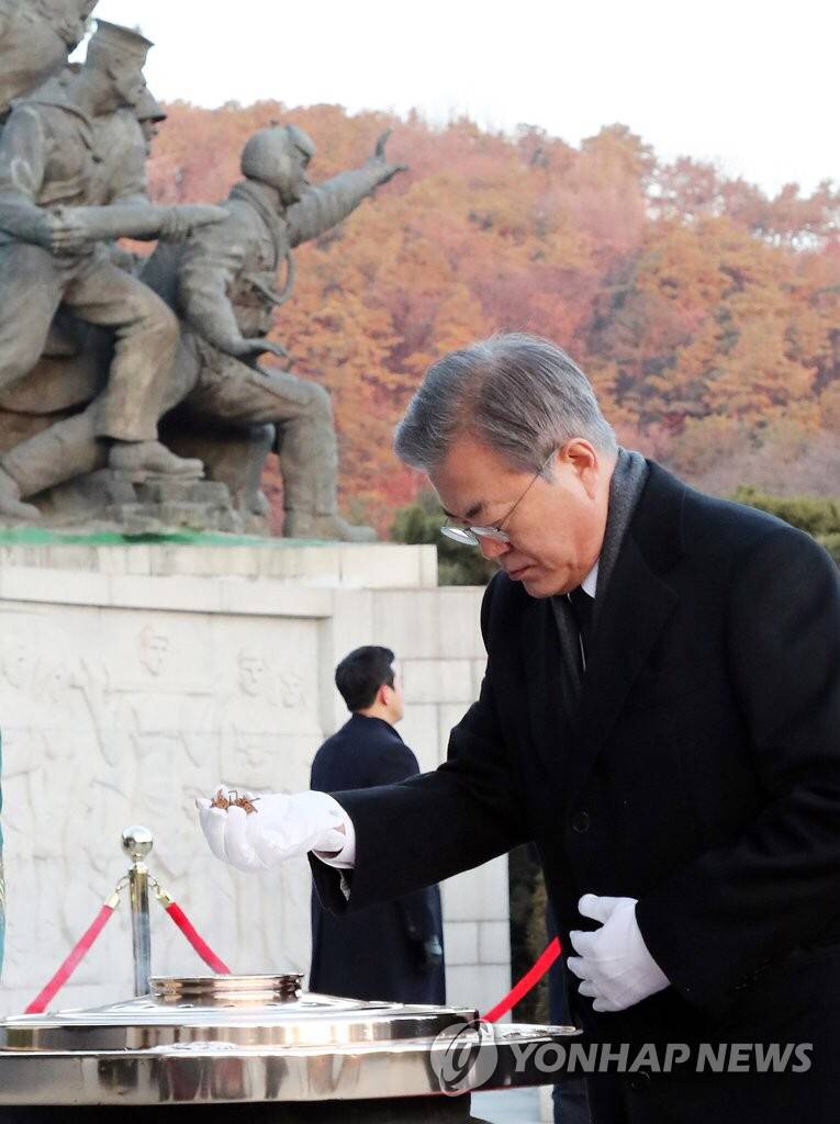 2019.01.02 현충원 참배로 신년 공식업무 시작한 문재인 대통령.jpg | 인스티즈