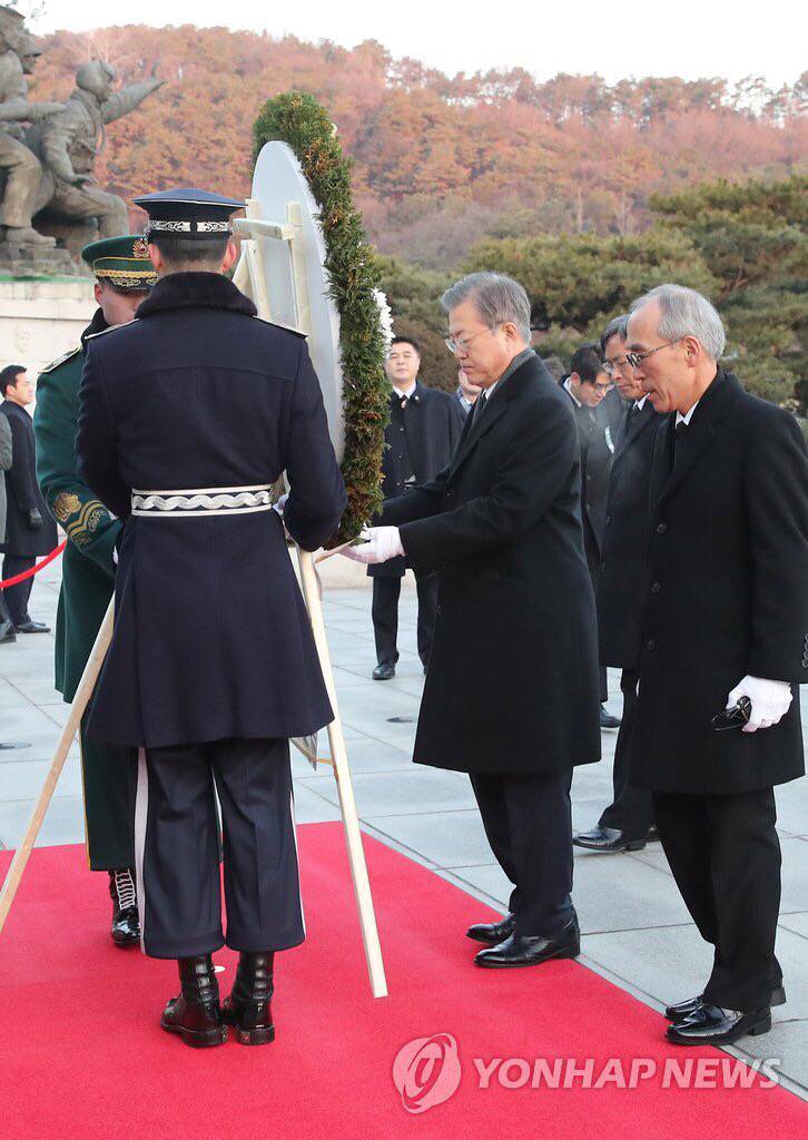 2019.01.02 현충원 참배로 신년 공식업무 시작한 문재인 대통령.jpg | 인스티즈