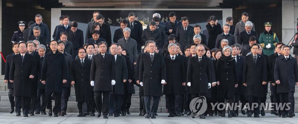 2019.01.02 현충원 참배로 신년 공식업무 시작한 문재인 대통령.jpg | 인스티즈