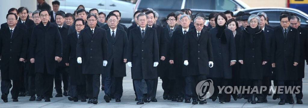 2019.01.02 현충원 참배로 신년 공식업무 시작한 문재인 대통령.jpg | 인스티즈