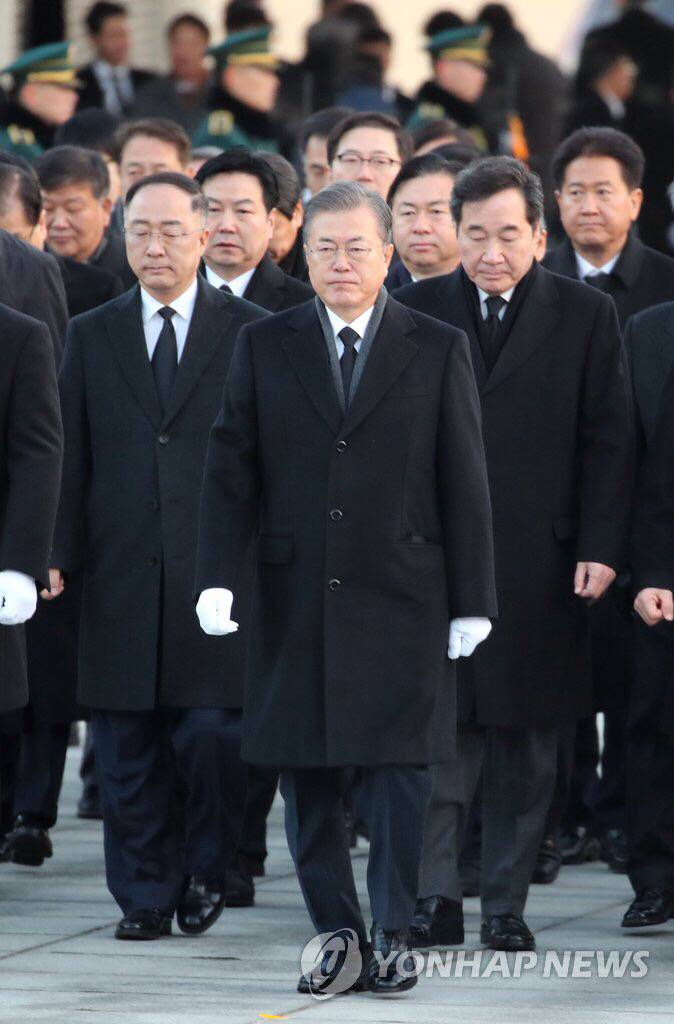 2019.01.02 현충원 참배로 신년 공식업무 시작한 문재인 대통령.jpg | 인스티즈