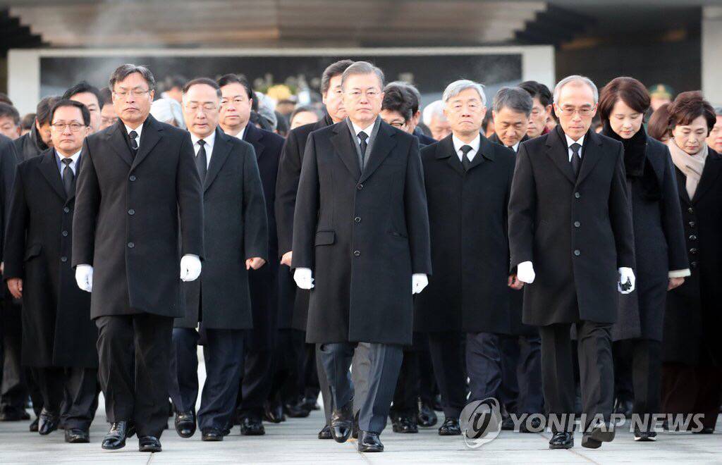 2019.01.02 현충원 참배로 신년 공식업무 시작한 문재인 대통령.jpg | 인스티즈