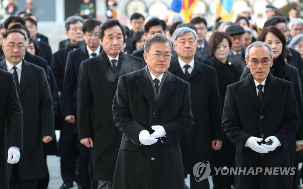 2019.01.02 현충원 참배로 신년 공식업무 시작한 문재인 대통령.jpg | 인스티즈