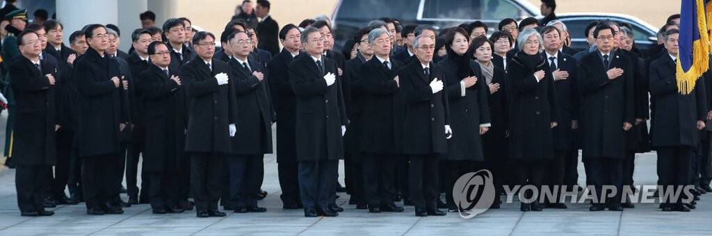 2019.01.02 현충원 참배로 신년 공식업무 시작한 문재인 대통령.jpg | 인스티즈