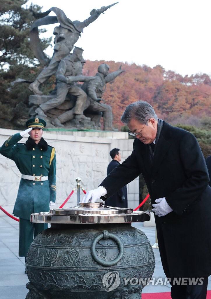 2019.01.02 현충원 참배로 신년 공식업무 시작한 문재인 대통령.jpg | 인스티즈
