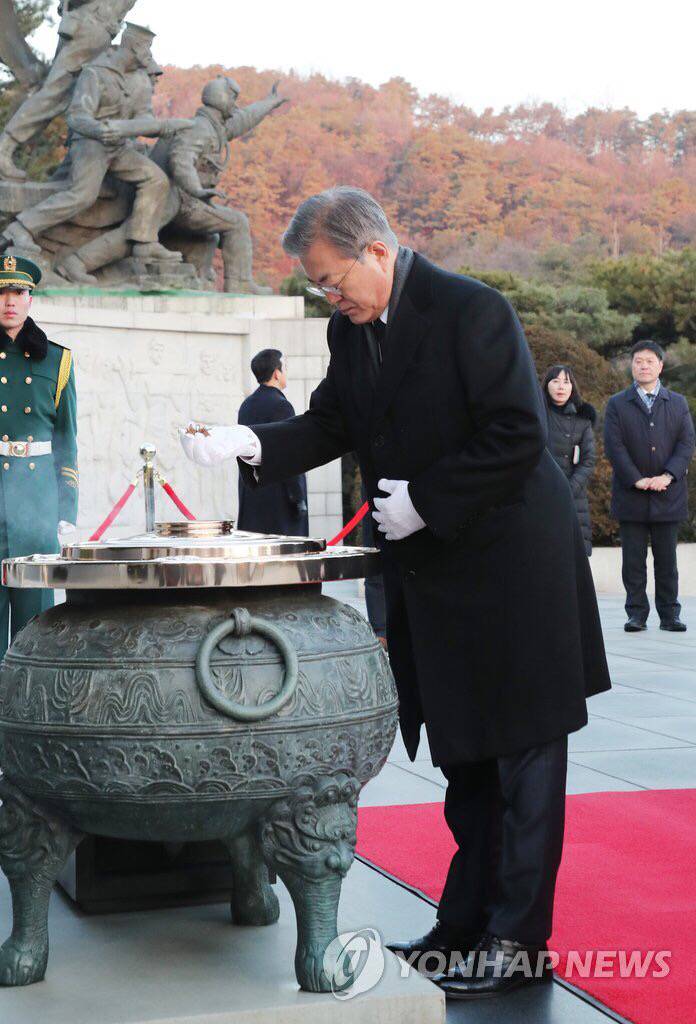 2019.01.02 현충원 참배로 신년 공식업무 시작한 문재인 대통령.jpg | 인스티즈