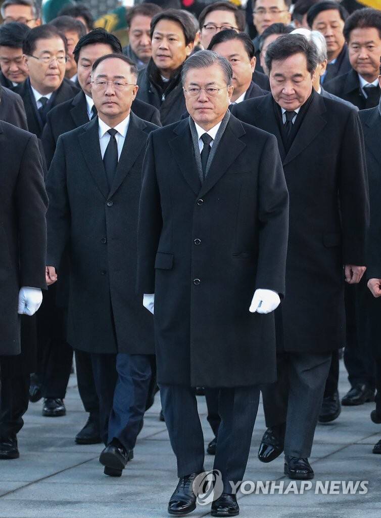 2019.01.02 현충원 참배로 신년 공식업무 시작한 문재인 대통령.jpg | 인스티즈