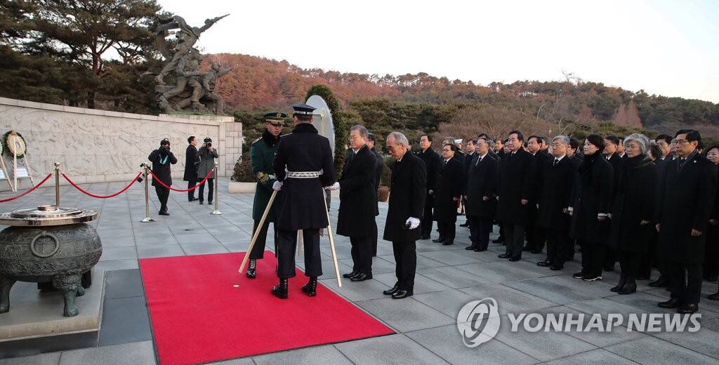 2019.01.02 현충원 참배로 신년 공식업무 시작한 문재인 대통령.jpg | 인스티즈