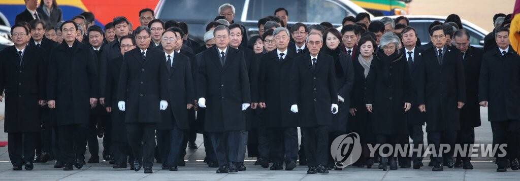 2019.01.02 현충원 참배로 신년 공식업무 시작한 문재인 대통령.jpg | 인스티즈