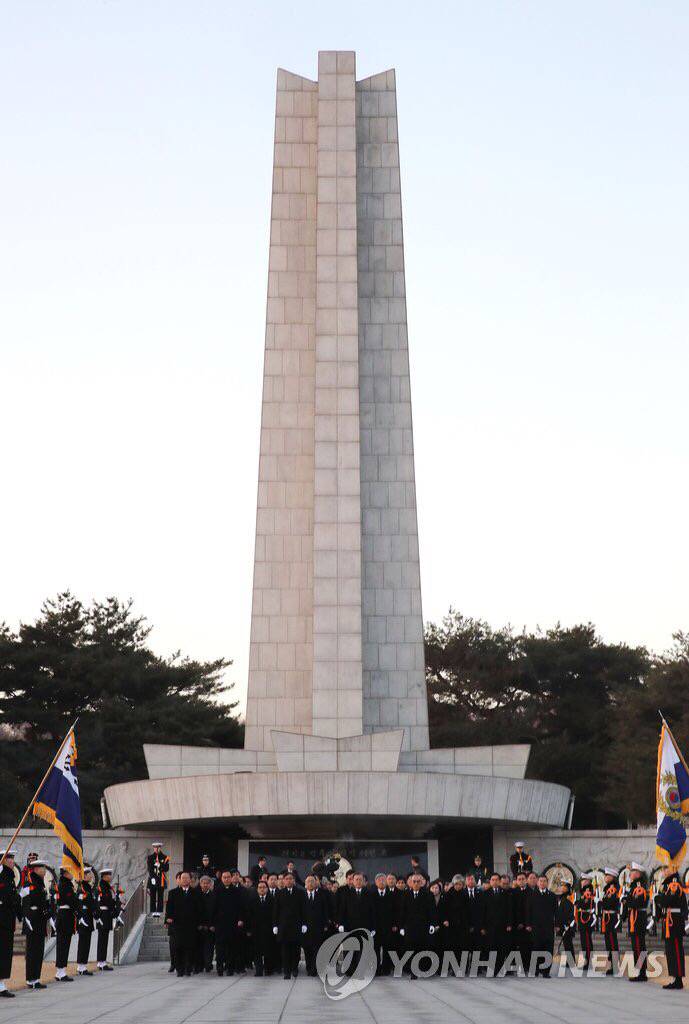 2019.01.02 현충원 참배로 신년 공식업무 시작한 문재인 대통령.jpg | 인스티즈