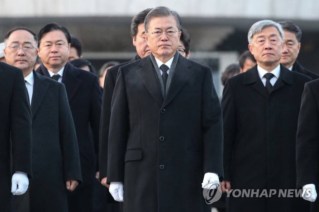 2019.01.02 현충원 참배로 신년 공식업무 시작한 문재인 대통령.jpg | 인스티즈