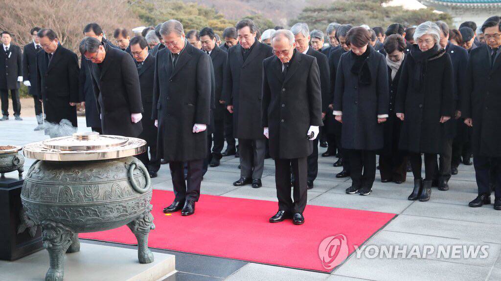 2019.01.02 현충원 참배로 신년 공식업무 시작한 문재인 대통령.jpg | 인스티즈