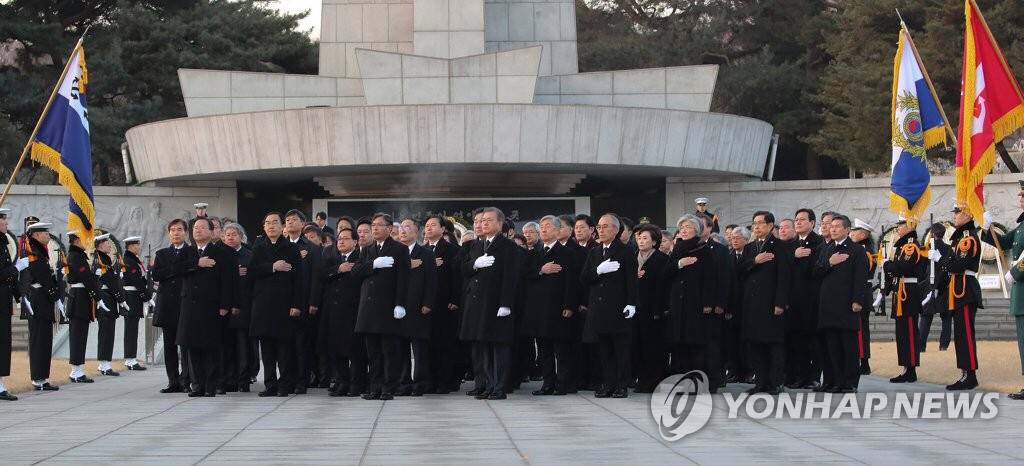 2019.01.02 현충원 참배로 신년 공식업무 시작한 문재인 대통령.jpg | 인스티즈