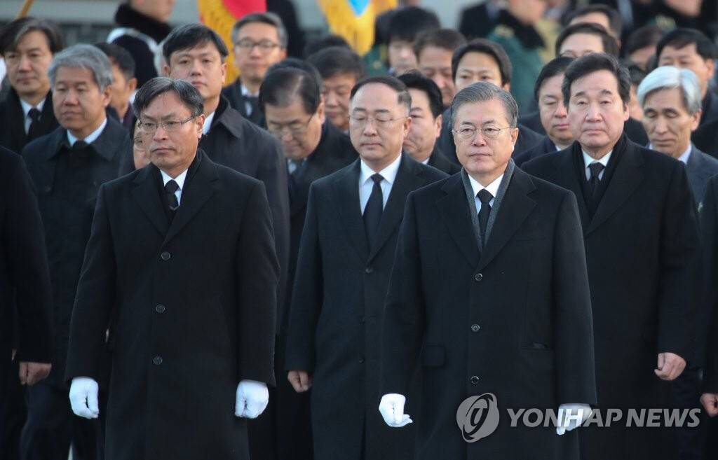 2019.01.02 현충원 참배로 신년 공식업무 시작한 문재인 대통령.jpg | 인스티즈