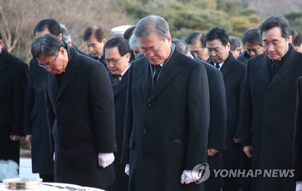 2019.01.02 현충원 참배로 신년 공식업무 시작한 문재인 대통령.jpg | 인스티즈