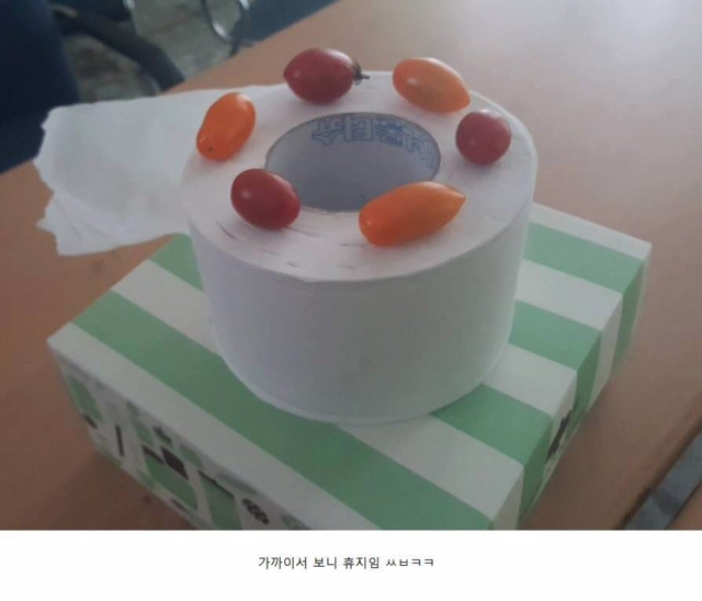 학교에서 책상에 웬 케익이 있길래 설렜는데....jpg | 인스티즈