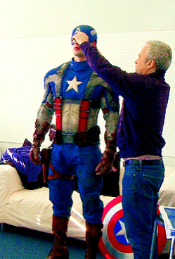 크리스 에반스에게 캡틴 아메리카 코스튬 처음 입혀보고 어쩔 줄 몰라하는 마블 사장.gif | 인스티즈