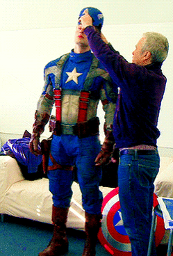 크리스 에반스에게 캡틴 아메리카 코스튬 처음 입혀보고 어쩔 줄 몰라하는 마블 사장.gif | 인스티즈