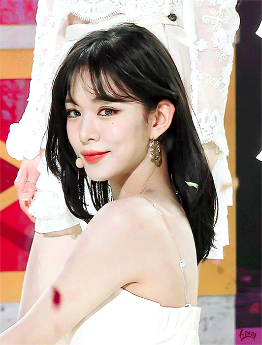 (스압)얼굴도 몸매도 예쁜 프로미스나인 이채영.jpgif | 인스티즈