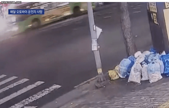 마을버스와 충돌한 배달 오토바이 운전자 사망 | 인스티즈