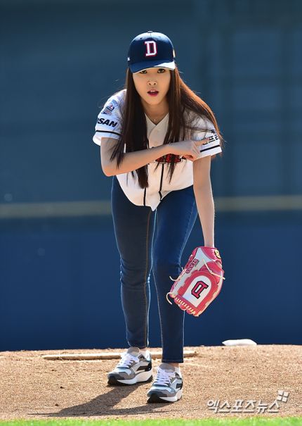 여자친구 유주, 잠실더비전 시구gif | 인스티즈