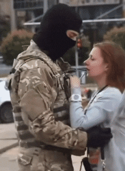 여자친구와 작별 인사하는 우크라이나 군인들 | 인스티즈