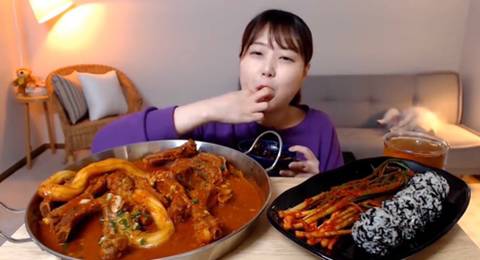 흔한 먹방 유튜버의 댕댕이 jpg | 인스티즈