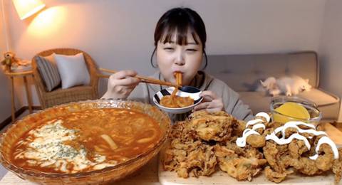 흔한 먹방 유튜버의 댕댕이 jpg | 인스티즈