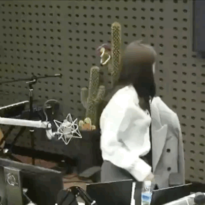 가요광장 2부 끝나고 쉬러 가는 에이핑크 정은지.gif | 인스티즈