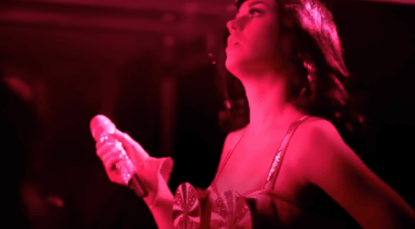 공연도중 이혼 통보 받고 오열하는 케이티 페리. jpg | 인스티즈