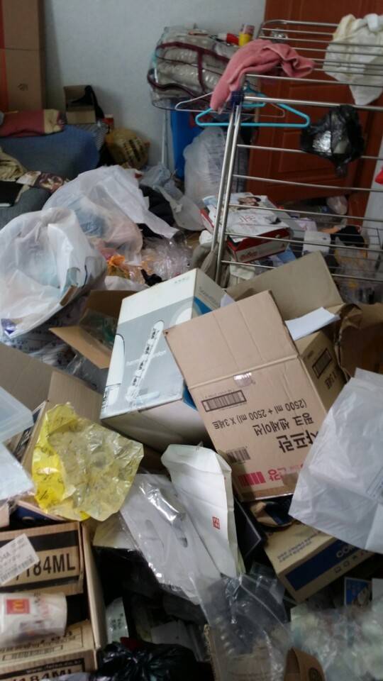 저장강박증 환자가 살고 나간 원룸(스압주의. 더러운 거 못보는 분들은 클릭 주의하시긔!) | 인스티즈