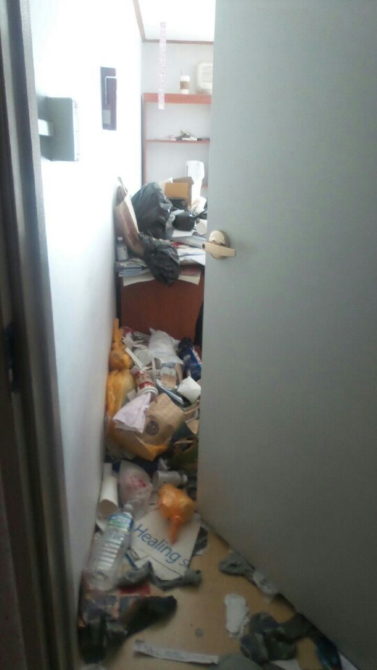 저장강박증 환자가 살고 나간 원룸(스압주의. 더러운 거 못보는 분들은 클릭 주의하시긔!) | 인스티즈