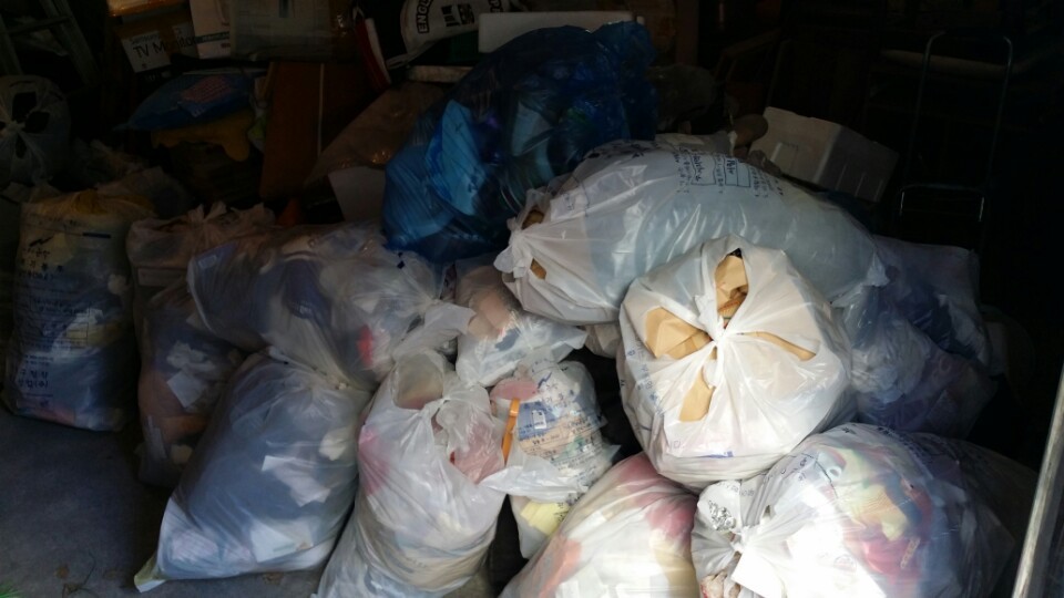 저장강박증 환자가 살고 나간 원룸(스압주의. 더러운 거 못보는 분들은 클릭 주의하시긔!) | 인스티즈