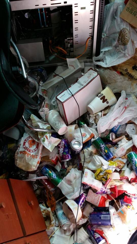 저장강박증 환자가 살고 나간 원룸(스압주의. 더러운 거 못보는 분들은 클릭 주의하시긔!) | 인스티즈